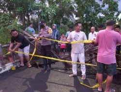 Jembatan Penghubung Dua Desa Ambles, Polsek Karangmoncol Pasang Garis