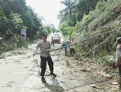 Polisi Polsek Pengadegan Ikut Kerja Bakti Bersihkan Pohon Bambu