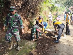 Polsek Kaligondang Ikut Kerja Bakti bersama TNI di Desa Selakambang