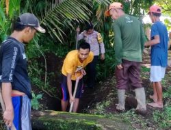 Bhabinkamtibmas Polsek Kutasari Bersama Warga Bersihkan Saluran Air