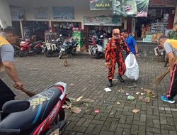 Sinergitas TNI-Polri di Kecamatan Kutasari Bersihkan Lingkungan Pasar