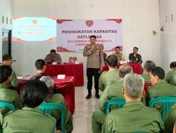 Kapolsek Bukateja Beri Pelatihan Linmas Desa Kembangan