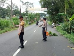 Polsek Kutasari Atur Lalu Lintas di Lokasi Penebangan Pohon