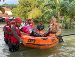 Satbrimob Polda Jateng Terjun Bantu Korban Banjir di Kabupaten Demak dan Grobogan