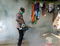 Cegah Penyebaran Demam Berdarah, Bhabinkamtibmas Polsek Kutasari Bantu Fogging