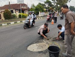 Cegah Kecelakaan, Polsek Padamara Tutup Jalan Berlubang dengan Coran