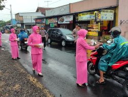 Berkah Ramadan, Polsek Padamara dan Bhayangkari Berbagi Takjil