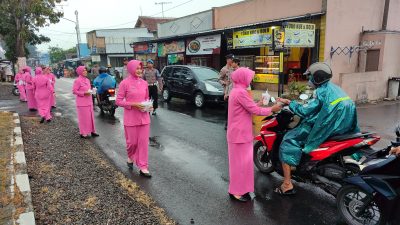 Berkah Ramadan, Polsek Padamara dan Bhayangkari Berbagi Takjil