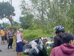 Mobil Bak Terbuka Masuk Sungai di Kertanegara, Satu Orang Meninggal