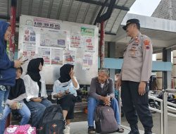 Polsek Kalimanah Pantau Pemudik dengan Angkutan Umum di Terminal Purbalingga