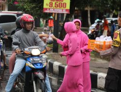 Polsek PurbaIingga dan Bhayangkari Berbagi Takjil