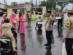 Gerimis, Polsek Kutasari Bersama Bhayangkari Tetap Bagikan Takjil 