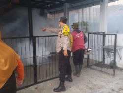 Sempat Ditolak Warga, Polsek Padamara Kawal Pelaksanaan Fogging