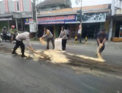 Polisi Tutup Tumpahan Minyak di Jalan Raya Padamara