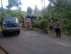 Polsek Pengadegan Atur Lalu Lintas di Lokasi Truk Terguling