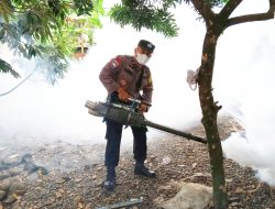 Cegah Penyebaran Demam Berdarah, Bhabinkamtibmas Polsek Bukateja Bantu Fogging