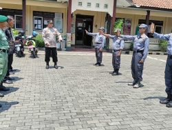 Kanit Binmas Polsek Kalimanah Beri Pelatihan Linmas Kecamatan