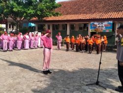 Jadi Pembina Upacara, Ini Pesan Bhabinkamtibmas kepada Siswa SD Negeri 1 Karangpetir