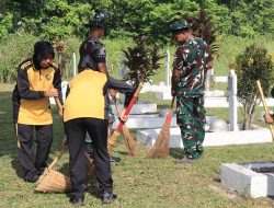 Sambut Hari Sumpah Pemuda, Polres Purbalingga dan Batalyon 406 Bakti Kebersihan di Makam Pahlawan