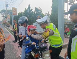 Aksi Simpatik Operasi Zebra Candi 2024, Satlantas Polres PurbaIingga Bagikan Helm SNI