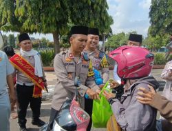 Aksi Simpatik di Hari Santri, Polisi Berpeci di Purbalingga Bagikan Sayur dan Snack