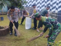 TNI-Polri di Kaligondang Kerja Bakti Bersihkan Lingkungan Koramil