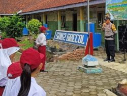 Bhabinkamtibmas Polsek Kalimanah Jadi Pembina Upacara Hari Kesaktian Pancasila di Sekolah