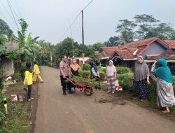 Bhabinkamtibmas Polsek Pengadegan Ikut Kerja Bakti di Desa Pasunggingan