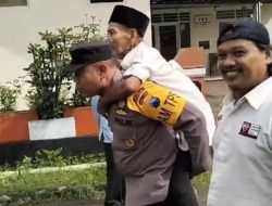 Polisi di Bukateja Gendong Lansia Menuju TPS