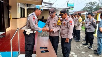 Polsek Kemangkon Sidak Handphone Anggota untuk Cegah Judi Online