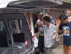 Polsek Karanganyar Bantu Evakuasi ODGJ di Desa Krangean