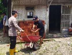 Bhabinkamtibmas Polsek Kemangkon Ikut Kerja Bakti Rehab Rumah Tidak Layak Huni