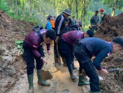 Polres PurbaIingga Bantu Evakuasi Longsor Menutup Jalan di Karangmoncol