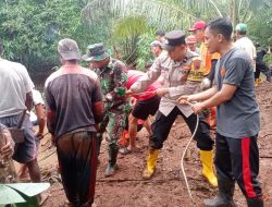 Bhabinkamtibmas Polsek Kaligondang Ikut Kerja Bakti Bersihkan Sungai Ranu