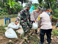 TNI dan Polri Bersinergi Perbaiki Tanggul Jebol di Bukateja