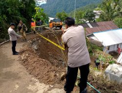 Polsek Karangmoncol Pasang Garis Polisi di Lokasi Jalan Longsor