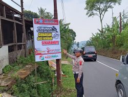 Ops Lilin Candi 2024, Polres Purbalingga Pasang Baliho Imbauan di Jalur Rawan Kecelakaan