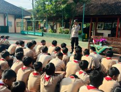 Polisi Edukasi Tertib Lalu Lintas di SMP Negeri 2 Kutasari