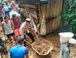 TNI-Polri dan Warga Bersihkan Tanah Longsor di Karanganyar