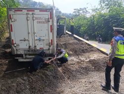 Personel Operasi Lilin Candi 2024, Bantu Evakuasi Mobil Masuk Jalur Penyelamat