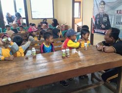 Kunjungi Polsek Kejobong, Anak-anak Dapat Susu dan Makanan Ringan