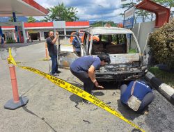 Sebuah Mobil Terbakar di Area SPBU Bobotsari