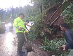 Polisi dan Warga Bersihkan Guguran Tanah Masuk ke Jalan Raya di Karangreja