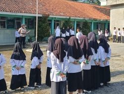 Jadi Pembina Upacara, Bhabinkamtibmas Polsek Kalimanah Ajak Siswa Jaga Kerukunan