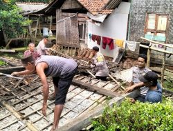 TNI dan Polri di Bukateja Kerja Bakti Bersihkan Dapur Rumah Ambruk