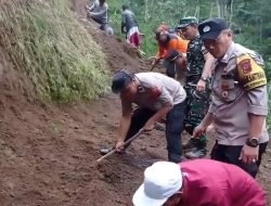 Polsek Karangreja Ikut Kerja Bakti Bersihkan Tanah Longsor