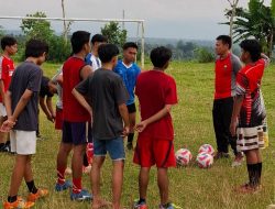 Bhabinkamtibmas Polsek Kaligondang Beri Pelatihan Sepakbola Gratis di Desa Binaannya