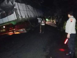 Truk Terperosok Saluran Air di Pengadegan, Polisi Alihkan Arus Lalu Lintas