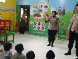 Bhabinkamtibmas Polsek Kalimanah Kenalkan Rambu Lalu Lintas kepada Siswa Sejak Dini