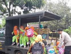 Senang, Reaksi Anak-Anak Naik Mobil Polisi di Polsek Kejobong